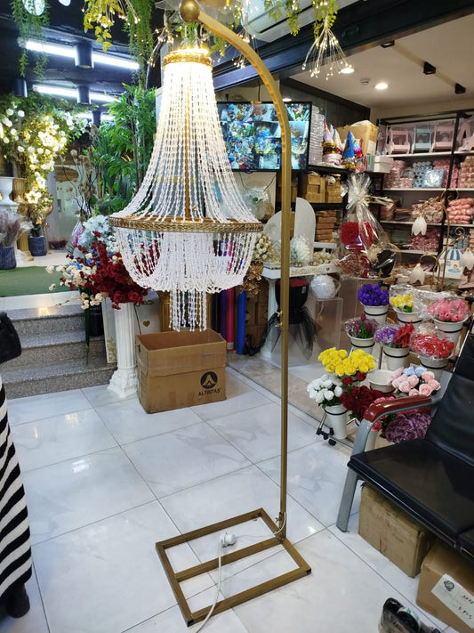 שנדליר מסגרת זהב חרוזים